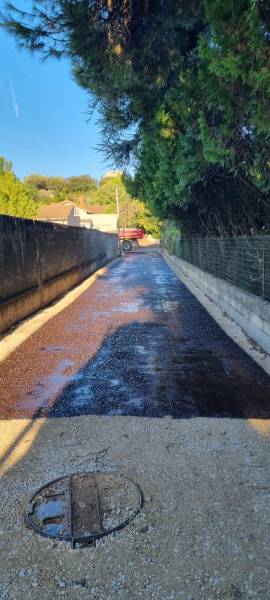 Couche d'accrochage émulsion de bitume par répandeuse