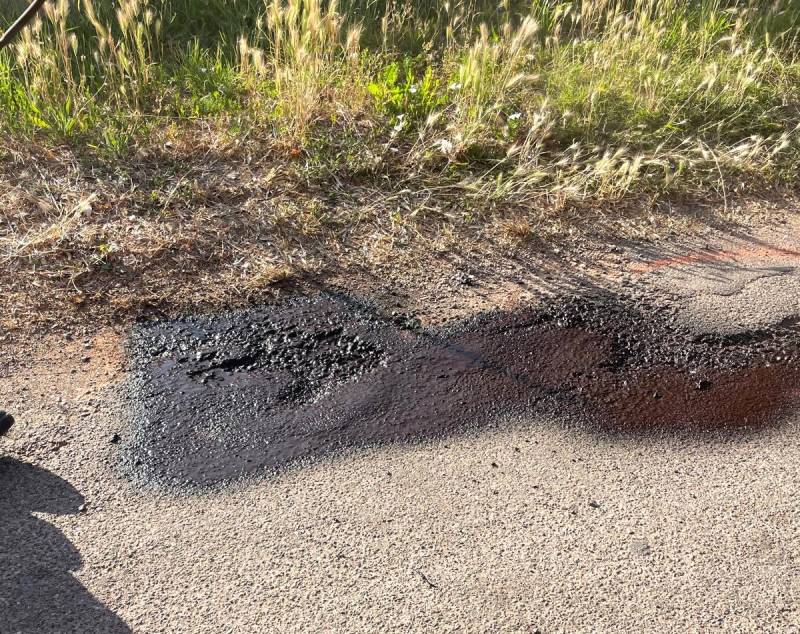 Projection d'émulsion de bitume pour réparation nid de poule