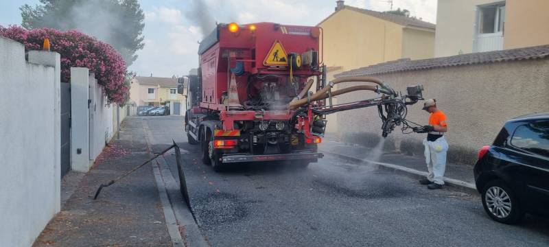 Projection d'émulsion de bitume chaude pour la réparation des nids de poule à l'enrobé projeté