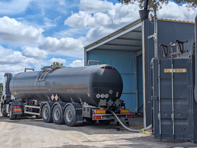 Chargement d'émulsion de bitume pour un camion citerne en livraison en France métropolitaine
