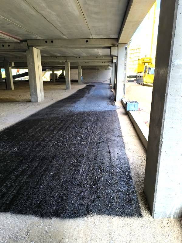 Couche d'accrochage avec émulsion de bitume dans le 13